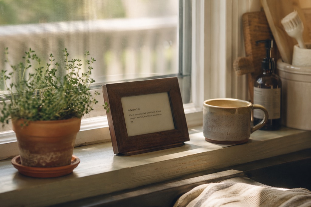 The Lamp: An e-ink verse display, thoughtfully curated.